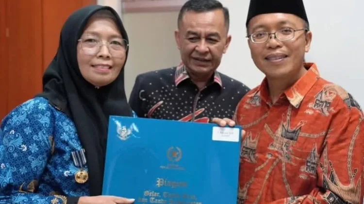 Eriyanti Terima Satyalancana, Bukti Pengabdian Tiga Dekade Penuh Dedikasi