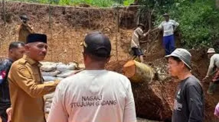 Bupati Safni Sambangi Perbaikan Jalan Pasca Bencana Longsor Tanjuang Bungo