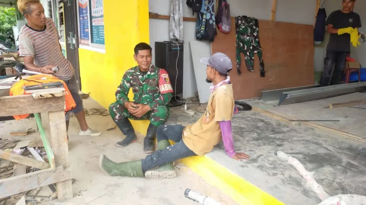 Babinsa Guguk Laksanakan Komsos dengan Warga Setempat