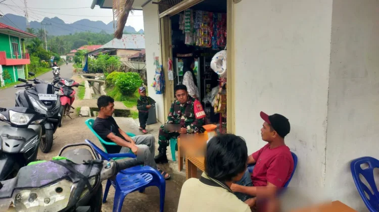 Babinsa Suliki Komsos dengan Warga Jorong Guntuang