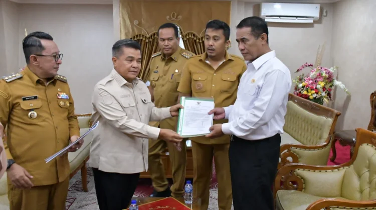 Bupati Agam Perjuangkan Pemulihan Lahan Pertanian Pascabencana pada Mentan