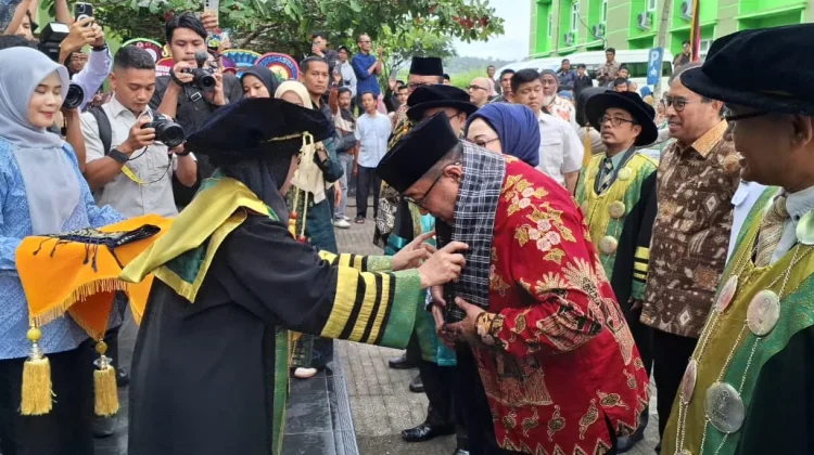 Tangis Rano Karno Pecah di Wisuda UIN Sjech M. Djamil Djambek Bukittinggi
