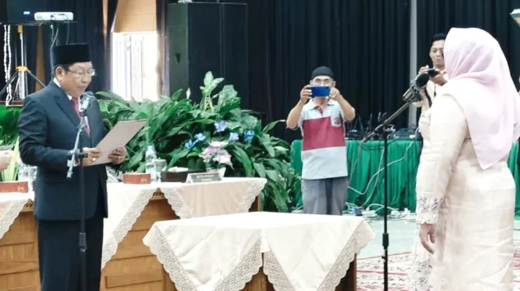 Suryadi Asmi Lantik Rektor UMMY Solok