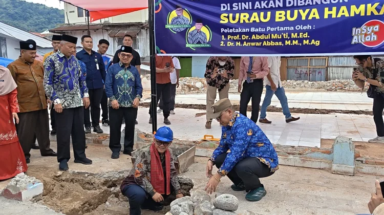 Mendikdasmen Serahkan Bantuan Rp300 Juta dan Letak Batu Surau Buya Hamka