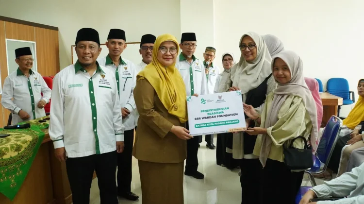 Wardah Foundation Beri Beasiswa Rp15 Juta untuk 18 Anak Asuh Baznas Padang Panjang