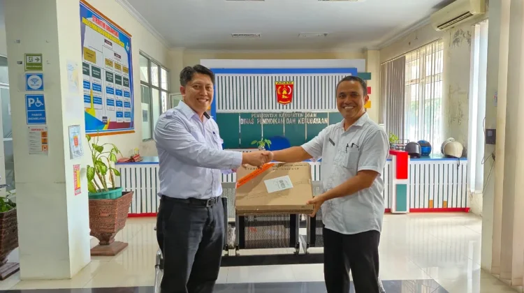 Diskominfo Agam Serahkan 8 unit Starlink pada 7 Sekolah, dan 1 Puskesmas