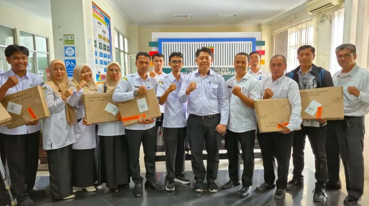 Diskominfo Agam Serahkan 8 unit Starlink pada 7 Sekolah, dan 1 Puskesmas