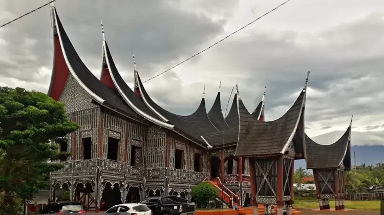 Makna Pepatah Minangkabau "Mambangkik Batang Tarandam"