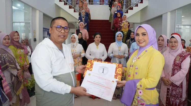 DWP Perkim LH Juara I Fashion Show Hari Kartini Padang Panjang