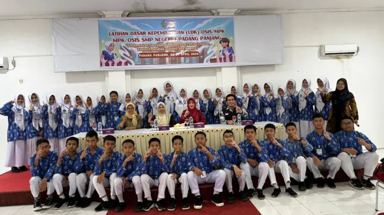 Ketua TP-PKK Padang Panjang Motivasi Siswa SMPN 1 di LDK OSIS dan MPK