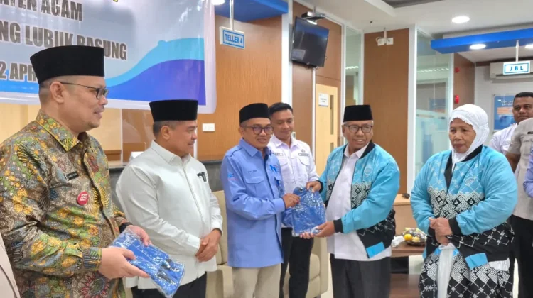 Bank Nagari Lubuk Basung Lepas 52 Jamaah Haji, Bupati Agam Beri Tausiah dan Dukungan