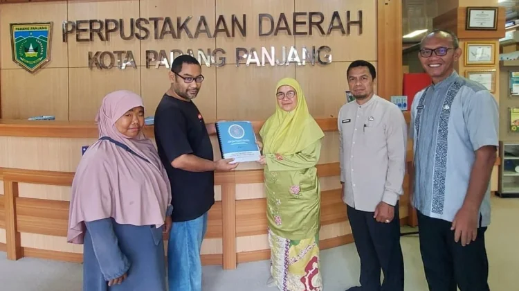 Perpusda Padang Panjang Terima Sumbangan Al-Qur’an Braille 30 Juz untuk Tunanetra