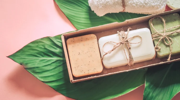Sentuhan Seni dalam Sabun Homemade Bermotif Daun Abstrak