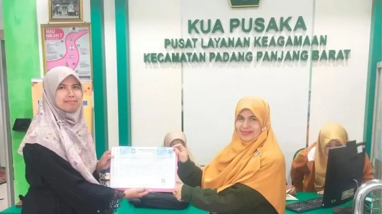 Disdukcapil Padang Panjang Serahkan Dokumen Nikah lewat Program SELALU SAMAWA