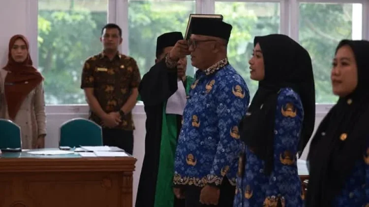 Lantik Pejabat Manajerial dan Serahkan SK Kepala UPTD TK serta Kepala UPT SD dan SMP