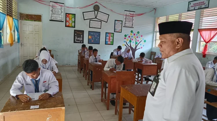 Kemenag Tanah Datar Pantau Ujian MTsN 17