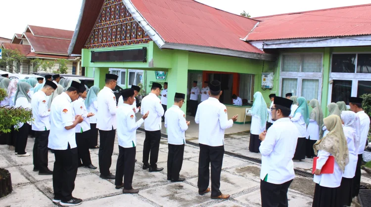 Apel Khidmat Kemenag Tanah Datar Tekankan Disiplin ASN Pesantren