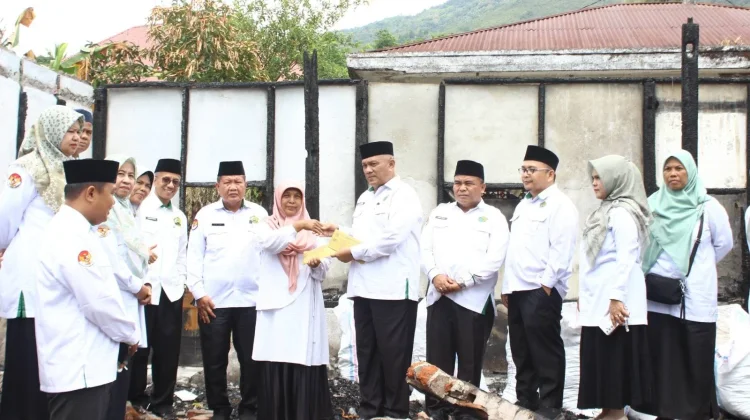 Kemenag Tanah Datar Salurkan Bantuan Kebakaran Batipuh Selatan
