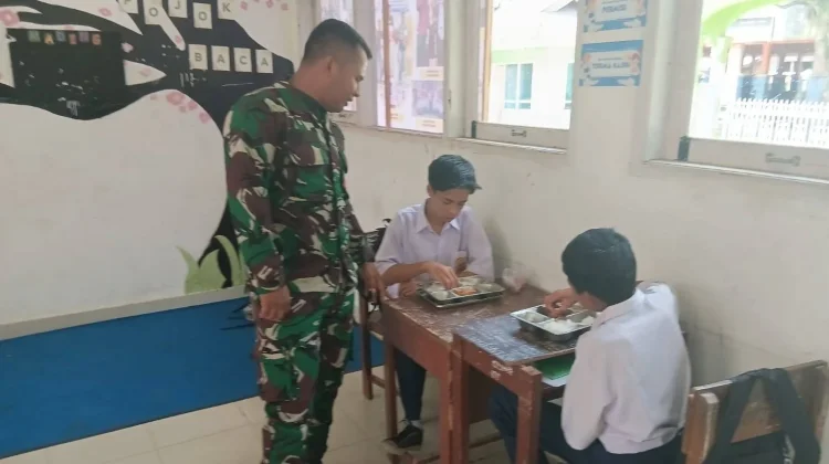 Babinsa Guguak Dampingi Program Makan Bergizi Gratis Pelajar