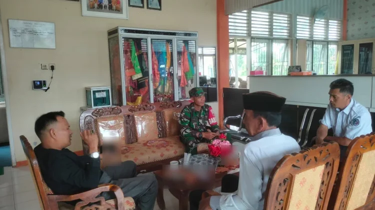 Babinsa Akabiluru Imbau Warga Waspadai Cuaca Ekstrem Sungai Beringin