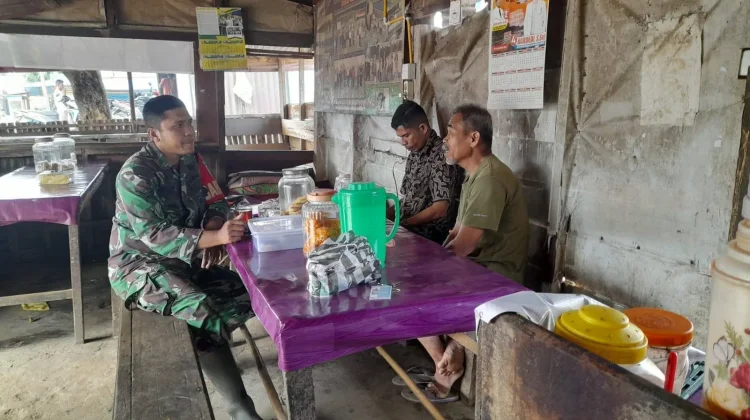 Babinsa Suliki Imbau Warga Waspada Longsor Saat Komsos
