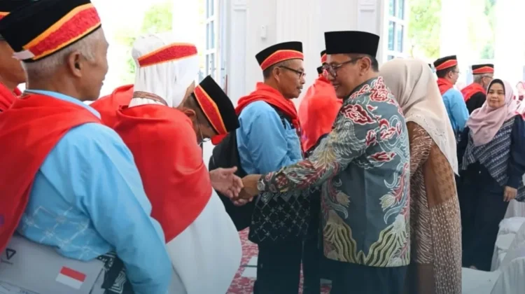 Wako Bukittinggi Lepas Keberangkatan 253 CJH menuju Embarkasi Padang
