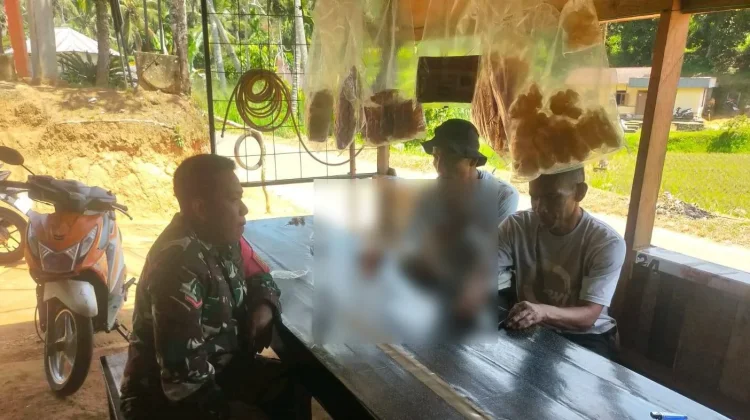 Babinsa Suliki Komsos Perkuat Silaturahmi dan Waspada Longsor