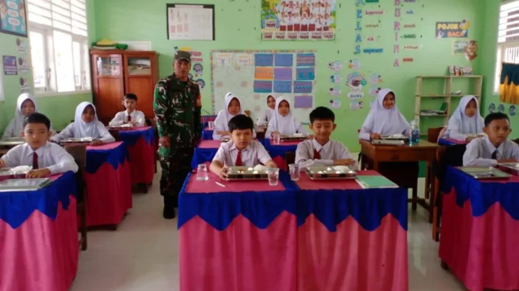 Babinsa Harau Dampingi Program Makan Bergizi Gratis di SDN 01 Pilubang