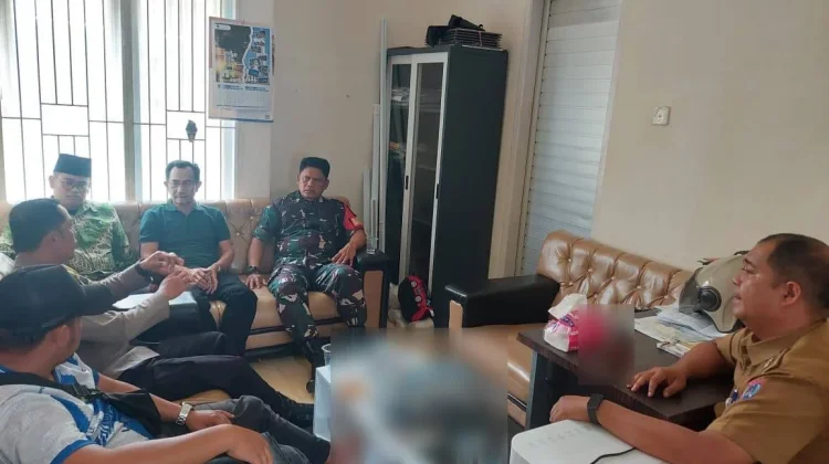 Babinsa Payakumbuh Bahas Lampu Jalan dan Kamtibmas Lewat Komsos