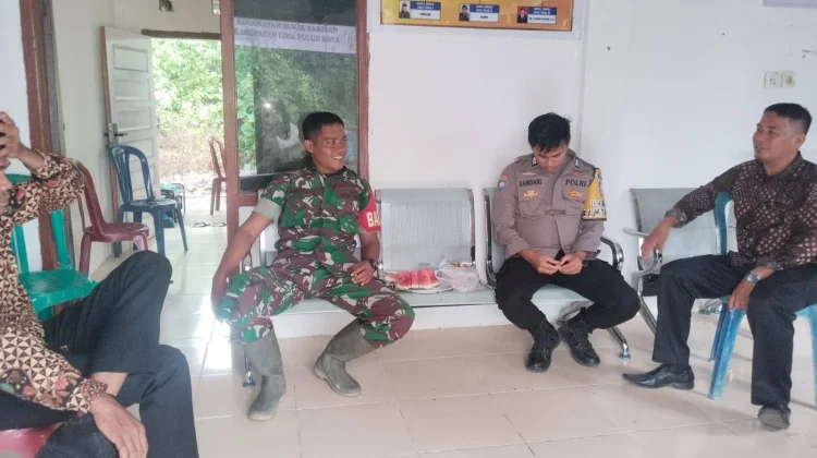 Babinsa Suliki Komsos Bersama Warga Nagari Maek, Bahas Keamanan dan Cuaca