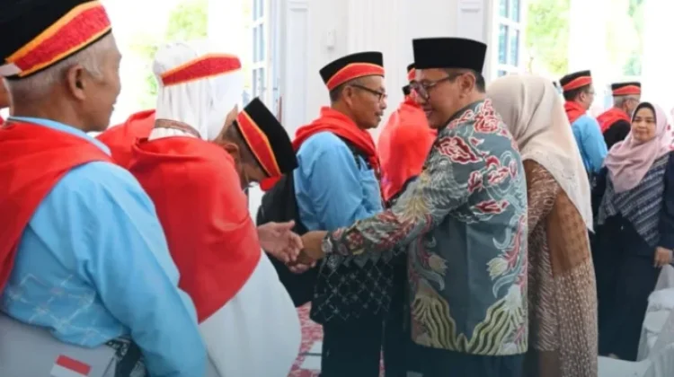 253 Calon Jamaah Haji Bukittinggi Kloter 7 Berangkat ke Embarkasi Padang