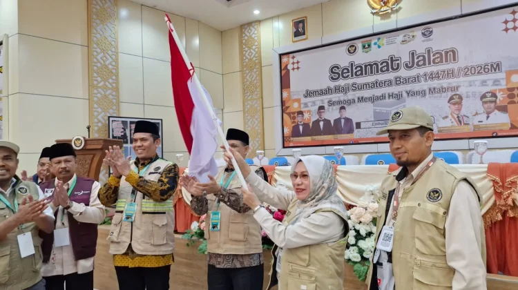 Jemaah Haji Kloter 7 Resmi Diserahkan, Jama'ah Haji Bukittinggi Menuju Baitullah