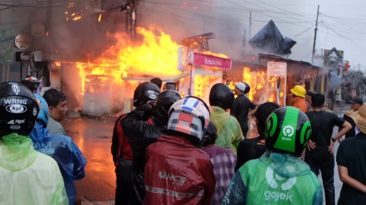 Kebakaran Landa Ruko, Rumah, dan Warung di Bukittinggi