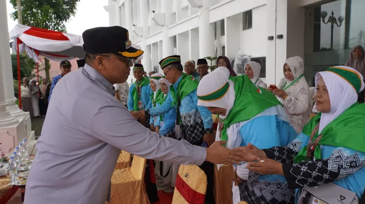 Pemko Padang Panjang Lepas 7 JCH Kloter IX menuju Tanah Suci