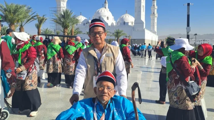 Dosen UBH Dr. Hidayat,IPM Dampingi Ayahanda Tercinta Ke Baitullah Penuh Haru