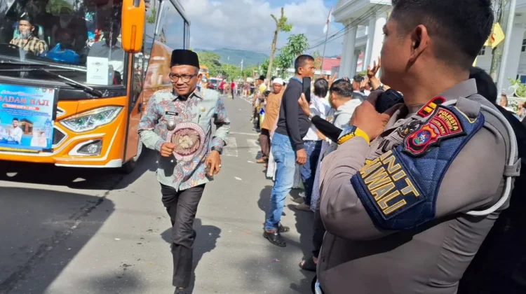 Camat MKS Kejar Bus Haji, Cinta Anak Tak Pernah Usai