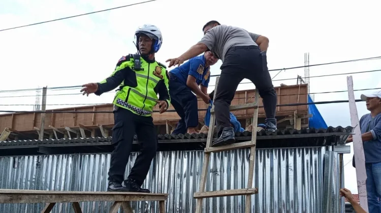 Polisi dan Damkar Selamatkan Buruh Bangunan Tersengat Listrik di Balai Gurah