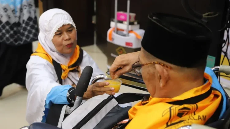 Diratukan Seumur Hidup, Kini Ia Mengabdi di Tanah Suci