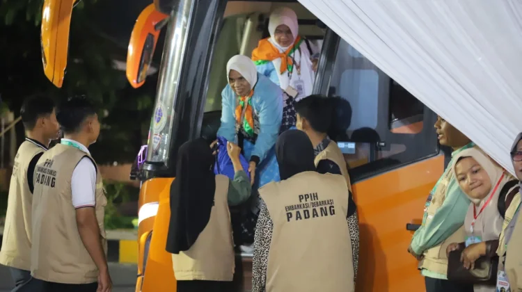 Terjebak Macet, Jemaah Kloter 10 Pasaman Tiba Tengah Malam di Asrama Haji Tabing