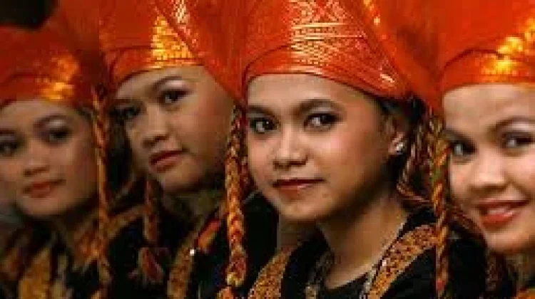 Urang Rumah, "Simbol Kehormatan Perempuan dalam Adat Minangkabau"