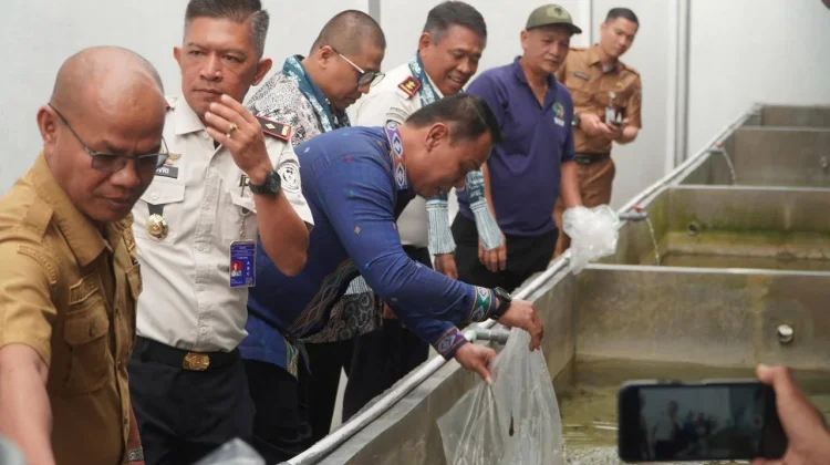 Wako Hendri dan Kakanwil Ditjenpas Sumbar Tebar Bibit Ikan di Rutan