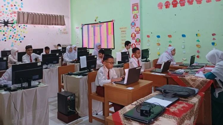 Ujian Akhir Siswa MI Al-Ikhwan Tertib Lancar