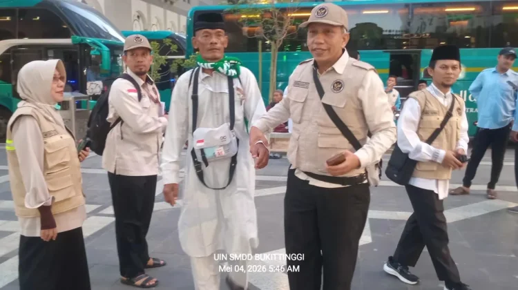 Petugas Kloter 7 Embarkasi Pdg Bantu Jemaah Lintas Provinsi Lewat Aplikasi Haji