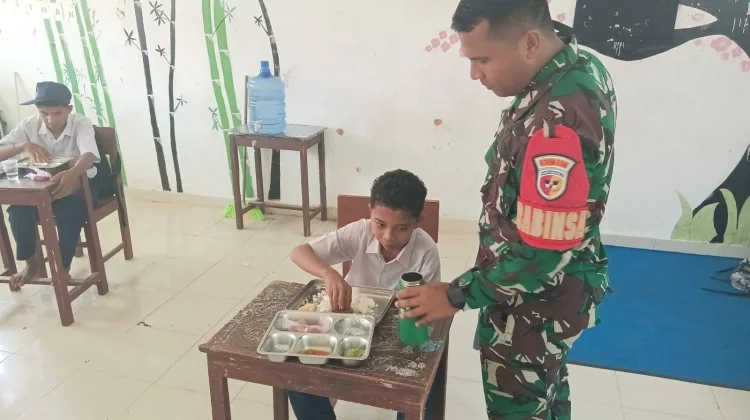 Babinsa Koramil 06 Guguak Dampingi Program Makan Bergizi Gratis SMPN 2