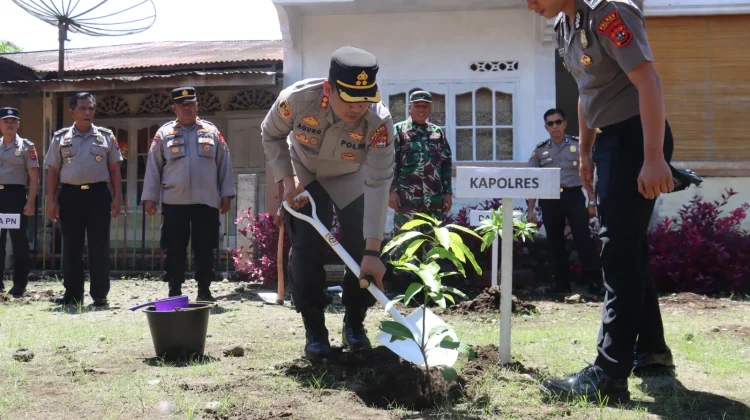 Peringati Hardiknas, Kapolres Pasbar Gelar Penanaman Pohon di SD Negeri 16 Pasaman