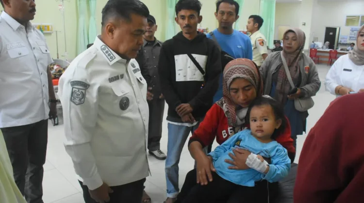 Bupati Agam Pastikan Penanganan Korban Longsor Sungai Landia di RSAM Bukittinggi