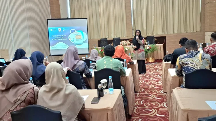 Guru Bukittinggi Menjadi Teladan Larangan Merokok di Sekolah