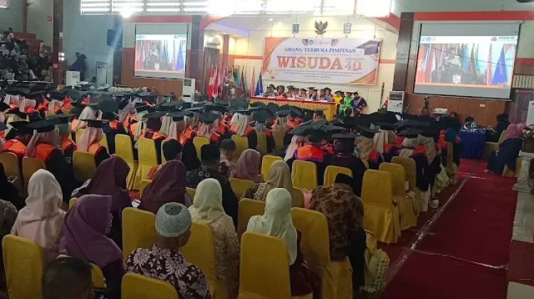 UFDK Bukittinggi Wisuda 362 Tenaga Kesehatan Siap Mengabdi