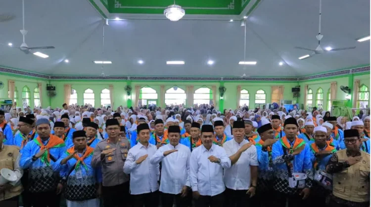 Bupati Welly Resmi Melepas Keberangkatan CJH Pasaman 2026