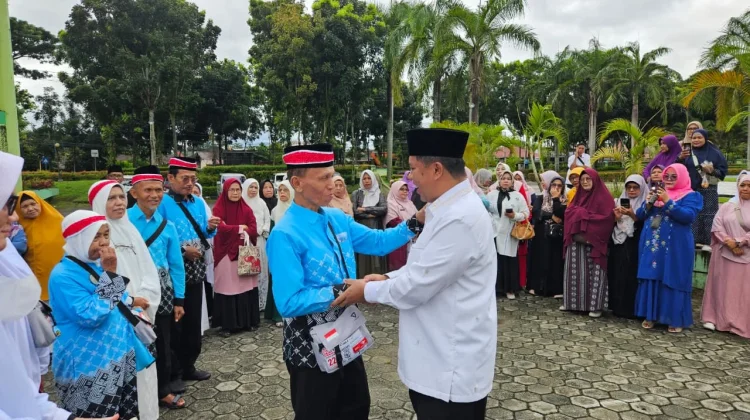 Sekda Agam Lepas JEmaah Calon Haji Kloter 14 Embarkasi Padang